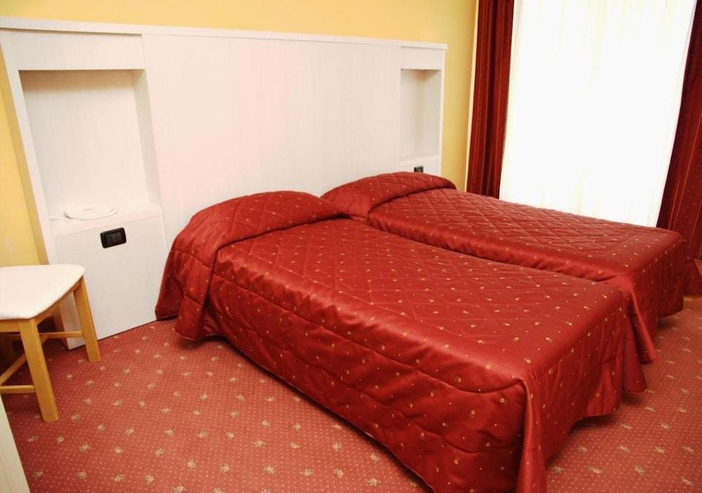 Hotel Bavaria Левико Терме Екстериор снимка