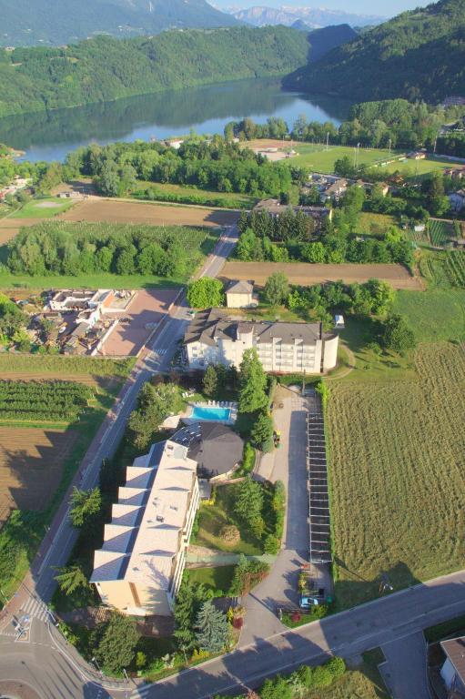 Hotel Bavaria Левико Терме Екстериор снимка