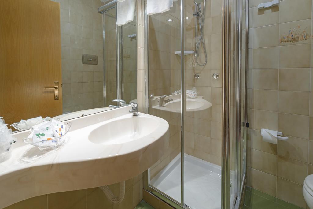 Hotel Bavaria Левико Терме Екстериор снимка